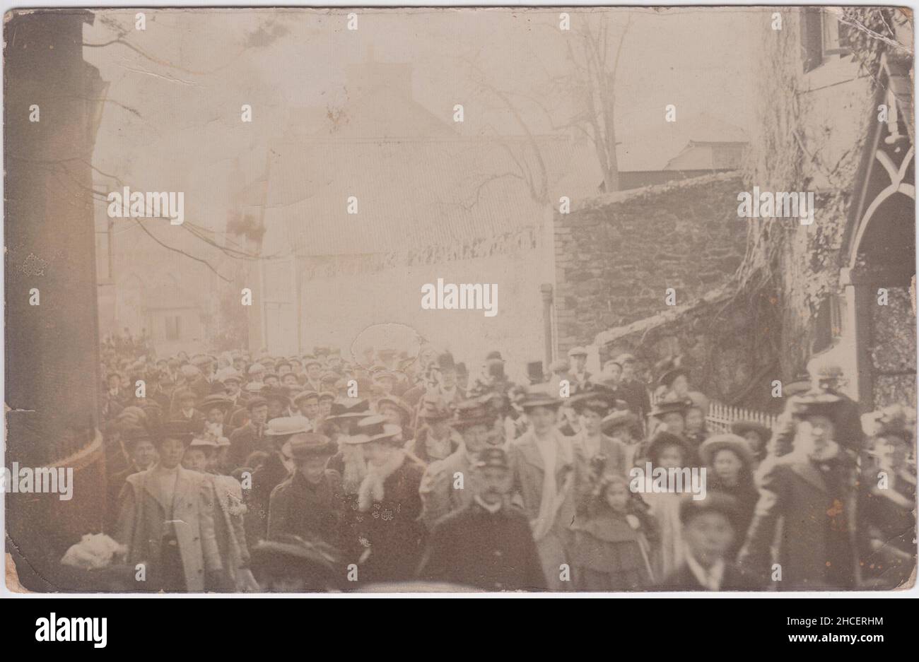 Section d'un grand cortège pour marquer l'ouverture d'un nouveau club libéral à Surrey.Un postier peut être vu à l'avant de la foule, qui comprend un mélange d'hommes, de femmes et d'enfants. Banque D'Images