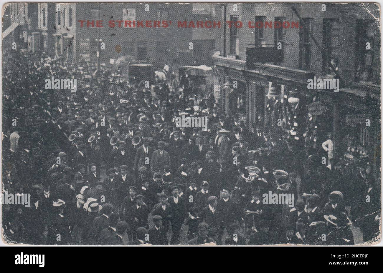 'Les grévistess' march to London', 1905: Carte postale d'un groupe de constructeurs de bottes de l'armée de Northampton qui se sont rendus au War Office de Londres pour demander une enquête sur les salaires payés pour les bottes de l'armée par certaines entreprises qui auraient contrevenu à la cause des justes salaires.Les 115 manifestants étaient dirigés par Joe Gribble et ont défilé de Raunds, puis de Bedford, Luton, St Albans, Watford,Avant d'arriver à Londres le 12 mai 1905 Banque D'Images