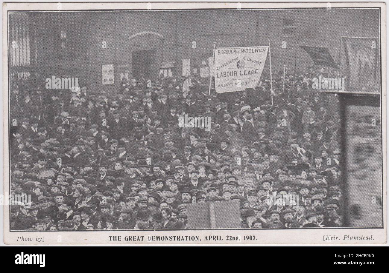 'La grande manifestation, le 22nd avril 1907': Photographie des manifestants lors d'une marche de protestation contre les licenciements massifs à l'Arsenal de Woolwich (la production avait diminué après la fin de la guerre des Boers).Une bannière de la Borough of Woolwich Conservative & Unionist Labour League peut être vue avec plusieurs bannières syndicales.Un groupe de 4 000 à 5 000 manifestants ont quitté Woolwich et ont été rejoints par d'autres personnes à Greenwich et Deptford.La marche s'est terminée à Blackfriars et une délégation a rencontré le premier ministre Sir Henry Campbell-Bannerman Banque D'Images