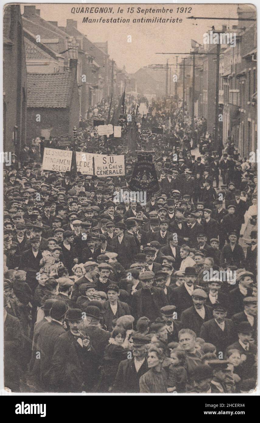 'Quaregnon, le 15 septembre 1912.Manifestation antimilitariste': Carte postale montrant une manifestation anti-guerre dans la municipalité belge de Quaregnon.Certains des manifestants portent des bannières et des panneaux du mouvement syndical, dont un menaçant une grève générale Banque D'Images