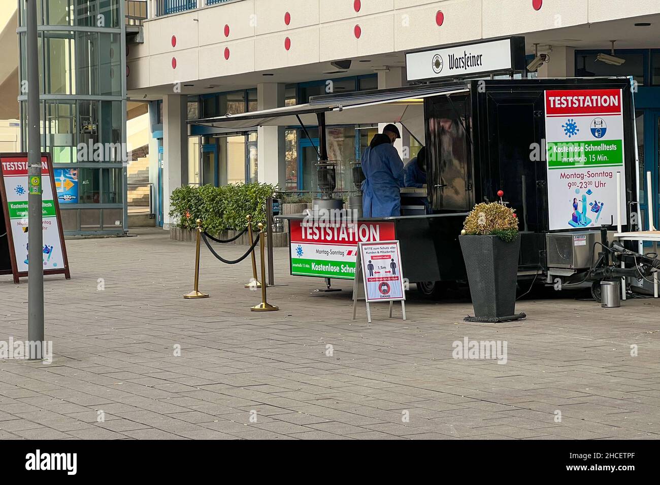 Une bière stalle comme un centre d'essai de Corona à Alexanderplatz pour obtenir vérifié pour Covid 19 Banque D'Images