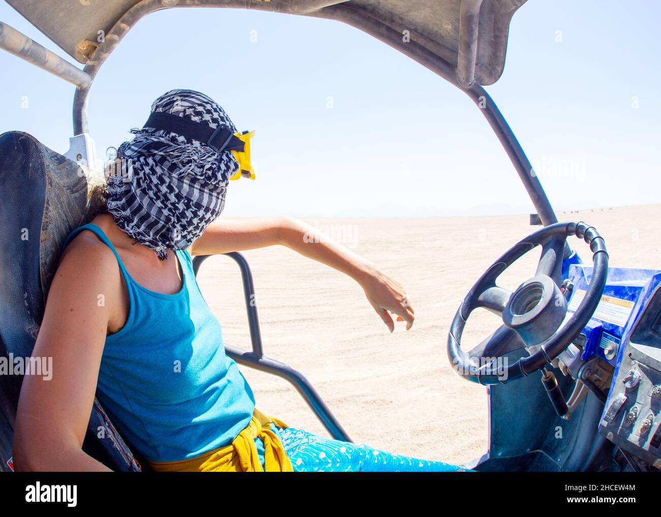 VTT touristes en egypte hurgada s'amuser avant le soleil descend sur un sable chaud Banque D'Images