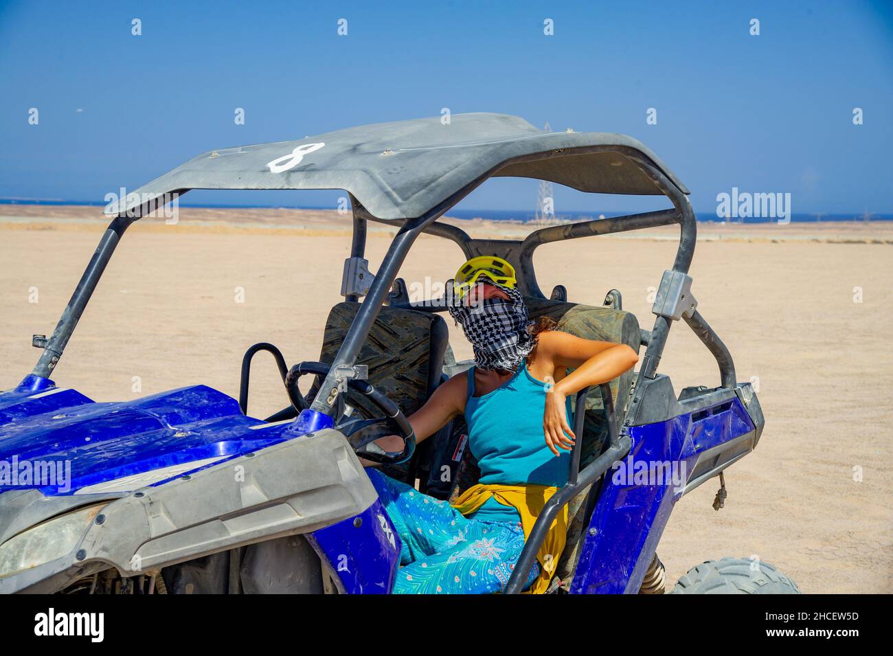 VTT touristes en egypte hurgada avoir du plaisir avant le soleil descend sur le sable chaud Banque D'Images
