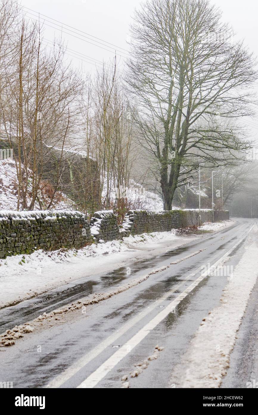 Vider la voie glacée A660 Otley Road avec de la neige et de la glace créant de mauvaises conditions de conduite.Pas de voitures ni de personnes. Banque D'Images