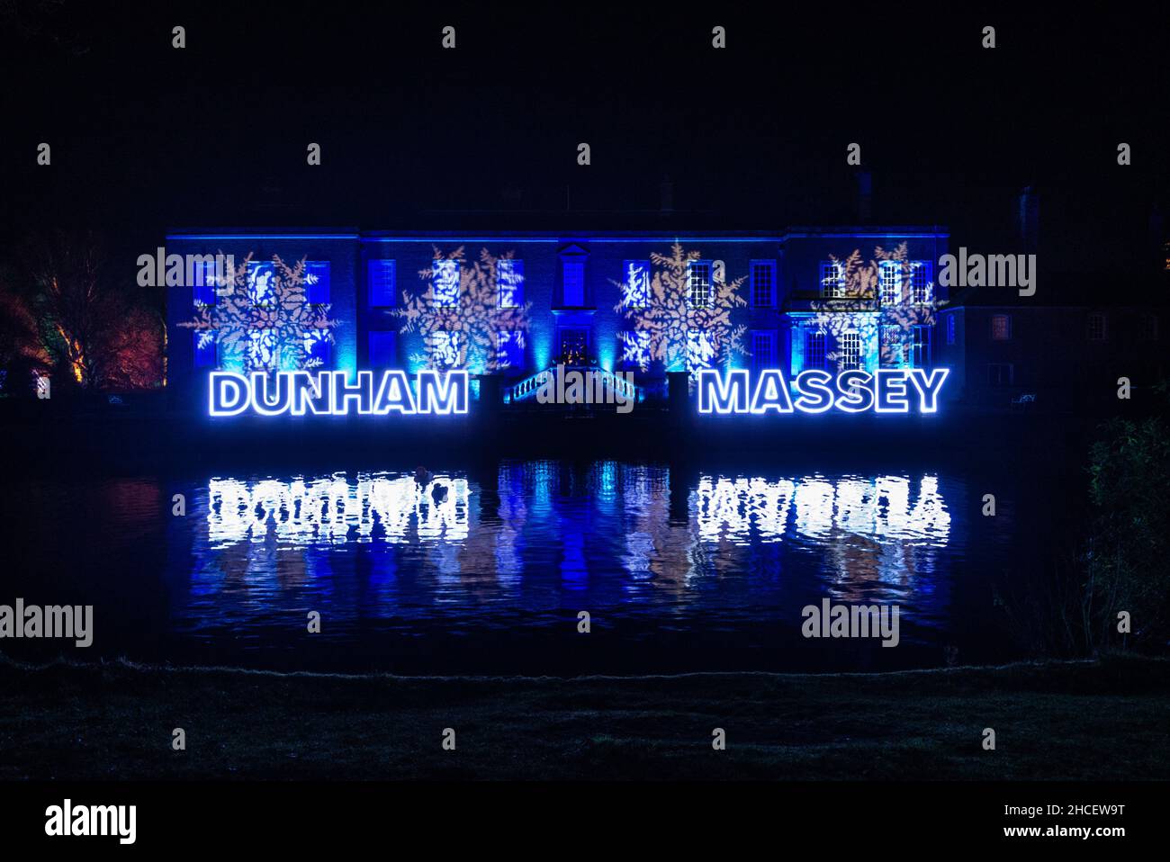 Exposition de lumière colorée Dunham Massey Hall avec réflexion sur l'eau au salon de lumière de Noël de Dunham Massey Manchester 2021 Banque D'Images