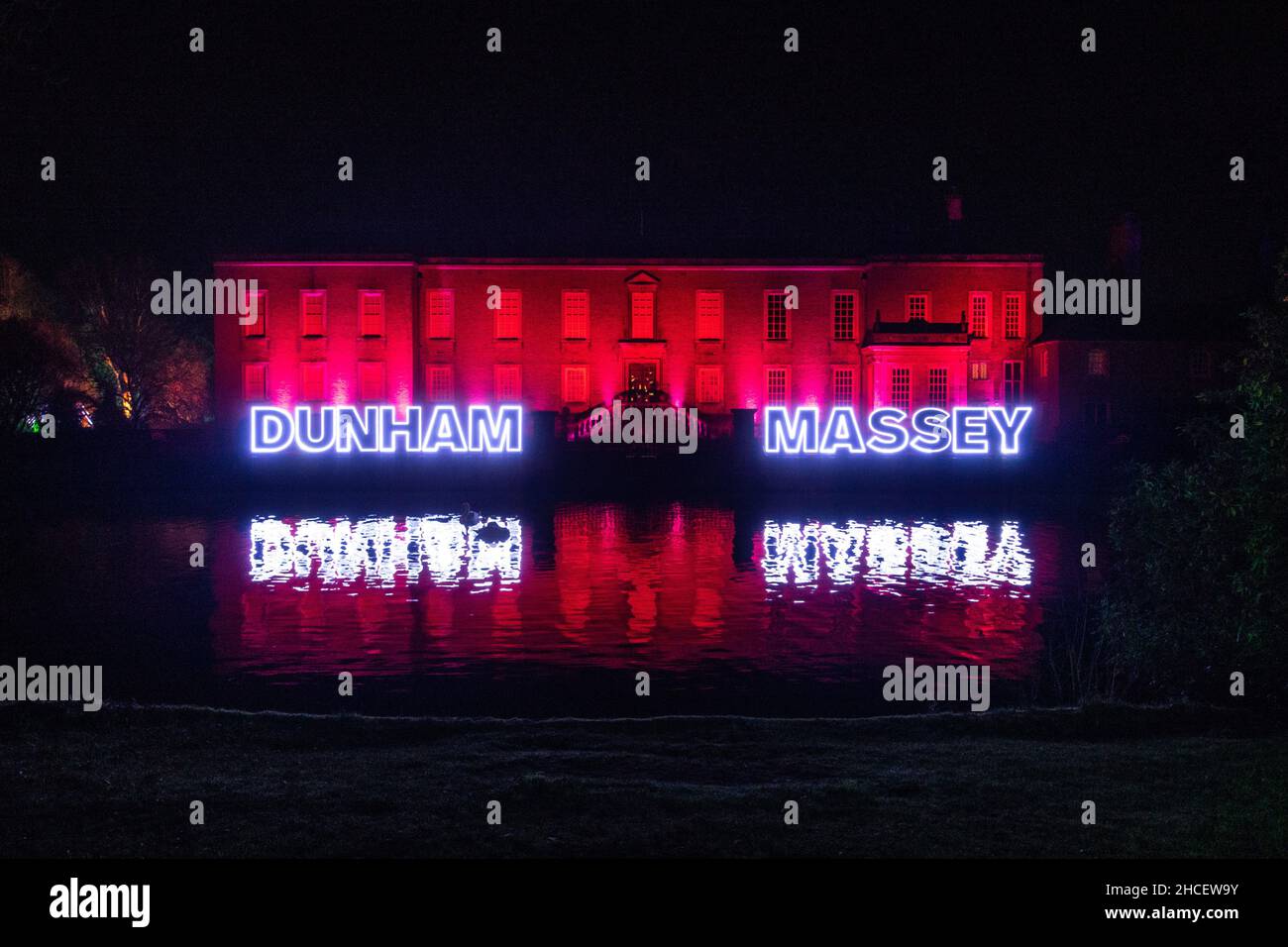 Exposition de lumière colorée Dunham Massey Hall avec réflexion sur l'eau au salon de lumière de Noël de Dunham Massey Manchester 2021 Banque D'Images