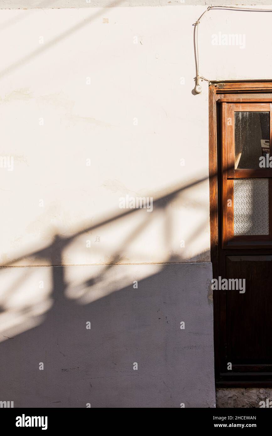 Détail abstrait des ombres à travers les bâtiments rustiques à Chirche, Guia de Isora, Tenerife, Iles Canaries, Espagne Banque D'Images