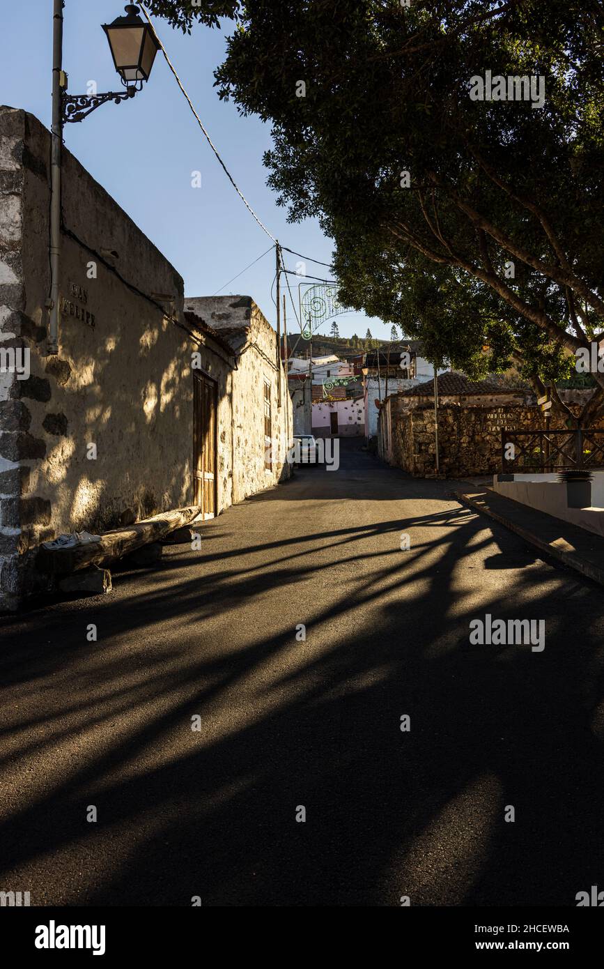 Maisons rustiques le long de la route étroite à travers le village de montagne de Chirche, Guia de Isora, Tenerife, îles Canaries, Espagne Banque D'Images