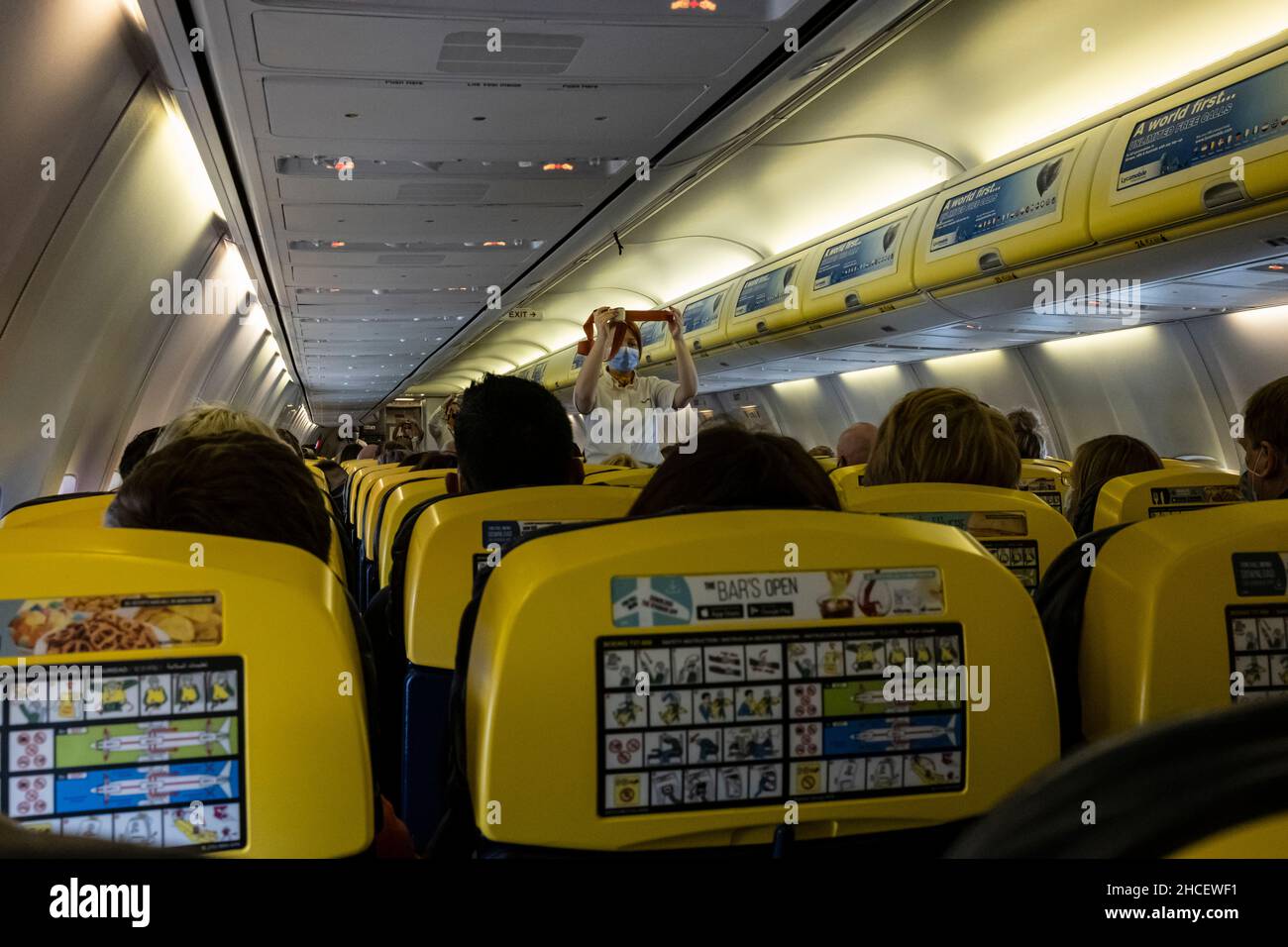L'équipage de cabine qui donne la démonstration de sécurité à bord d'un avion Ryanair, Airbus A380 Banque D'Images L'équipage de cabine qui donne la démonstration de sécurité à bord d'un avion Ryanair, Airbus A380 Banque D'Images