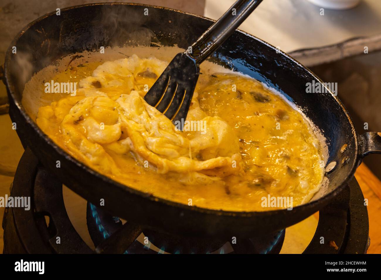 La fabrication d'une omelette aux truffes, Provence.France Banque D'Images