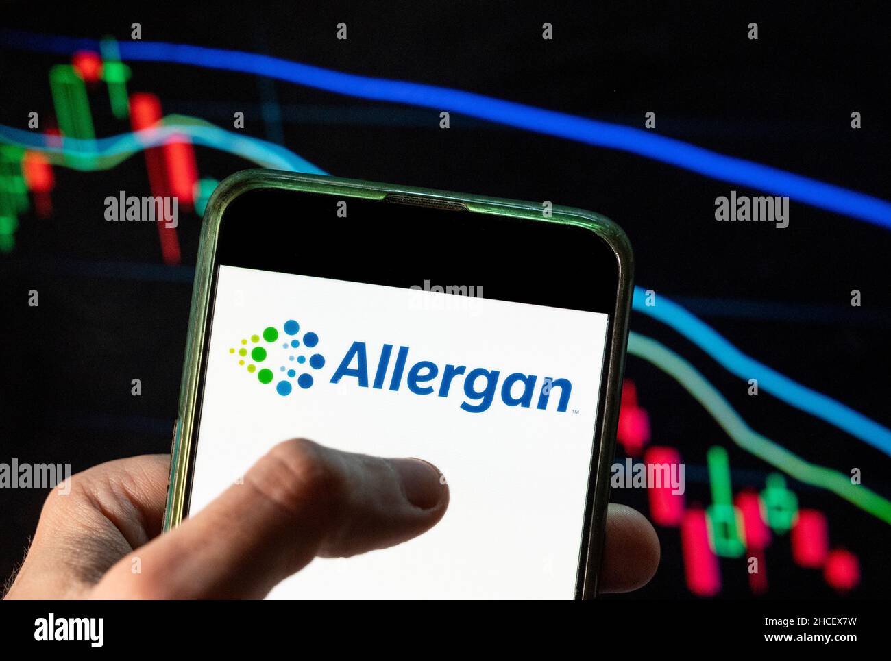 Chine.09th décembre 2021.Dans cette illustration, le logo de la société pharmaceutique Allergan, domiciliée en Irlande, est affiché sur un smartphone avec un graphique de l'indice boursier économique en arrière-plan.(Photo de Budrul Chukrut/SOPA Images/Sipa USA) crédit: SIPA USA/Alay Live News Banque D'Images