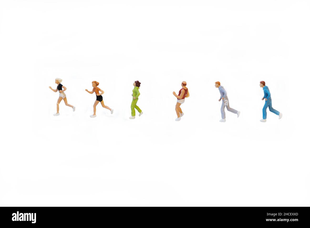 Groupe de jogging miniature à la suite tout en courant sur fond blanc Banque D'Images