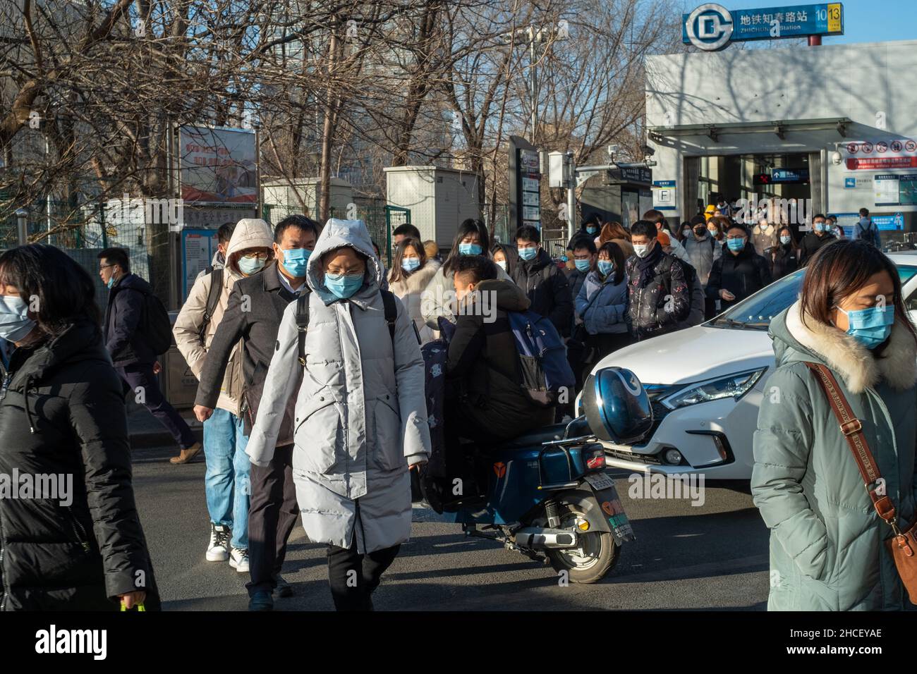 Les navetteurs du matin sortent d'une sortie de métro à Zhongguancun, centre technologique de Beijing, Chine.27 décembre 2021 Banque D'Images