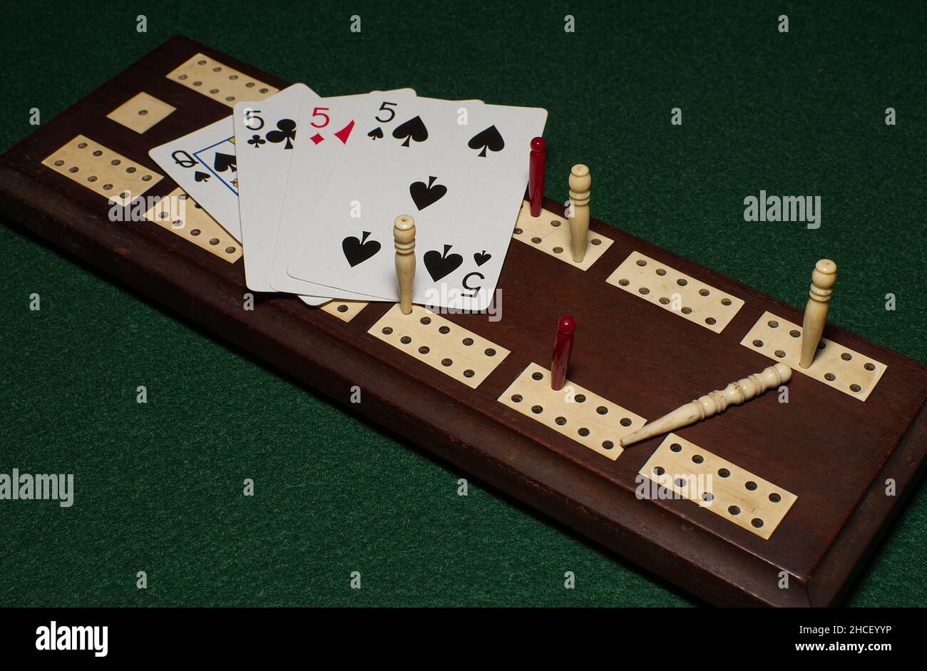 Tableau de Cribbage antique et main de cartes Banque D'Images