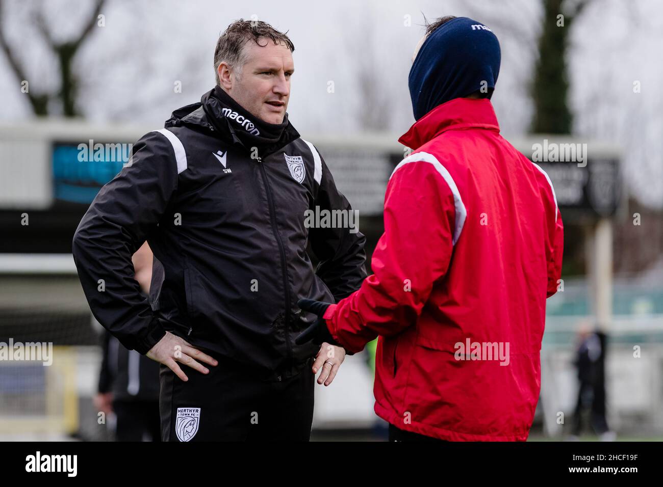MERRYR TYDFIL, PAYS DE GALLES - 27 DÉCEMBRE 2021 : entraîneur adjoint Steve Williams et Kerry Morgan de Merthyr Towns pendant la division Premier de la Ligue du Sud Banque D'Images MERRYR TYDFIL, PAYS DE GALLES - 27 DÉCEMBRE 2021 : entraîneur adjoint Steve Williams et Kerry Morgan de Merthyr Towns pendant la division Premier de la Ligue du Sud Banque D'Images