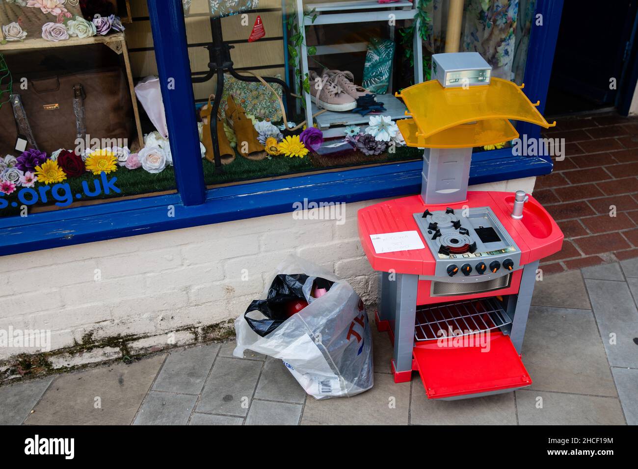 Wokingham, Royaume-Uni.14th juillet 2021.Une cuisine pour enfants est photographiée à l'extérieur d'une boutique caritative.Crédit : Mark Kerrison/Alamy Live News Banque D'Images