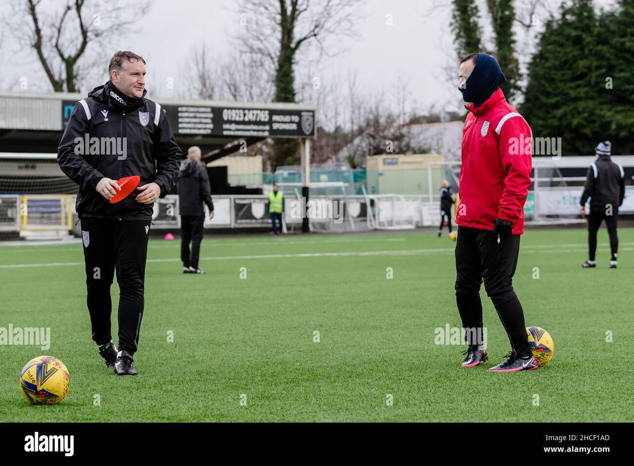 MERRYR TYDFIL, PAYS DE GALLES - 27 DÉCEMBRE 2021 : entraîneur adjoint Steve Williams et Kerry Morgan de Merthyr Towns pendant la division Premier de la Ligue du Sud Banque D'Images MERRYR TYDFIL, PAYS DE GALLES - 27 DÉCEMBRE 2021 : entraîneur adjoint Steve Williams et Kerry Morgan de Merthyr Towns pendant la division Premier de la Ligue du Sud Banque D'Images