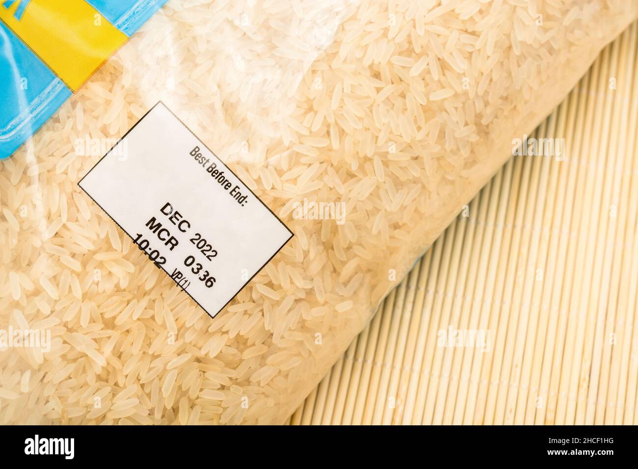Meilleure avant l'étiquette de date sur le paquet de supermarché ASDA propre-label Easy-Cook riz blanc.Pour les marques d'étiquettes, les agrafes de cuisine, la conservation des aliments séchés. Banque D'Images