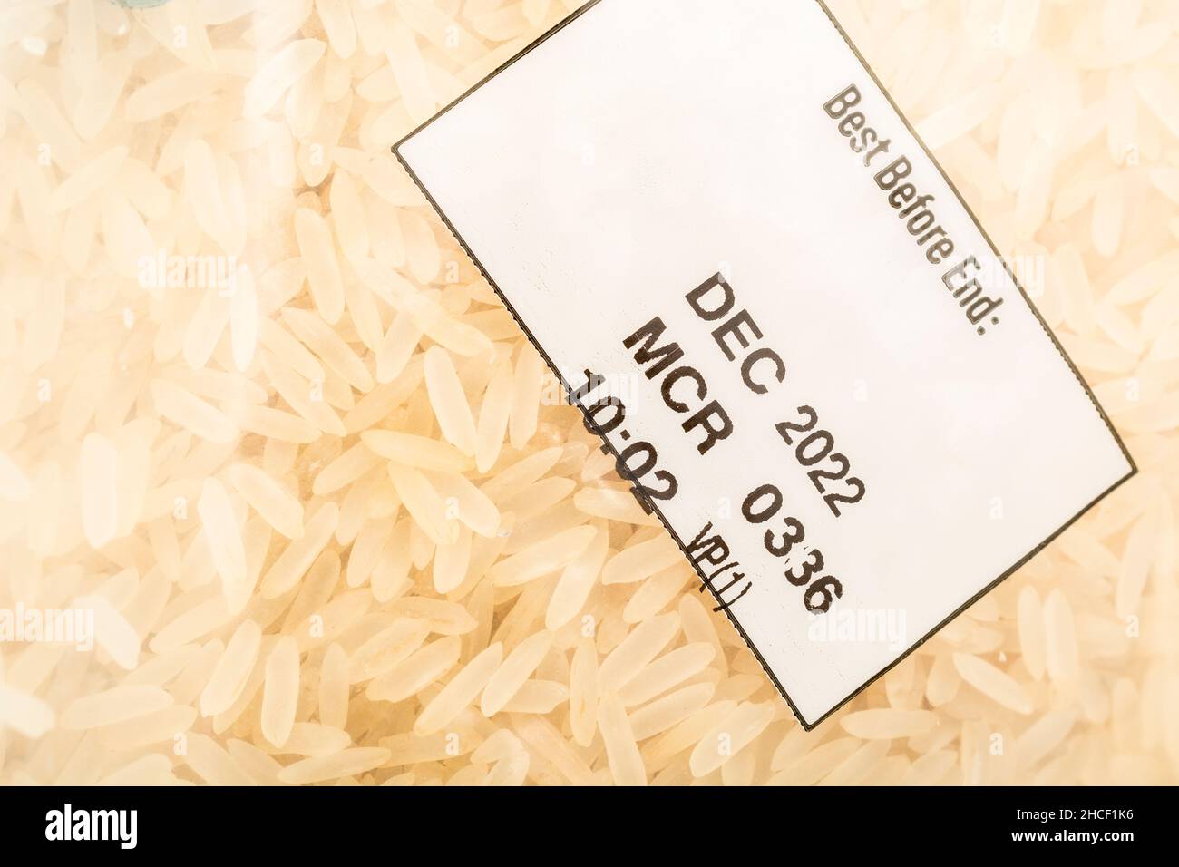 Meilleure avant l'étiquette de date sur le paquet de supermarché ASDA propre-label Easy-Cook riz blanc.Pour les marques d'étiquettes, les agrafes de cuisine, la conservation des aliments séchés. Banque D'Images