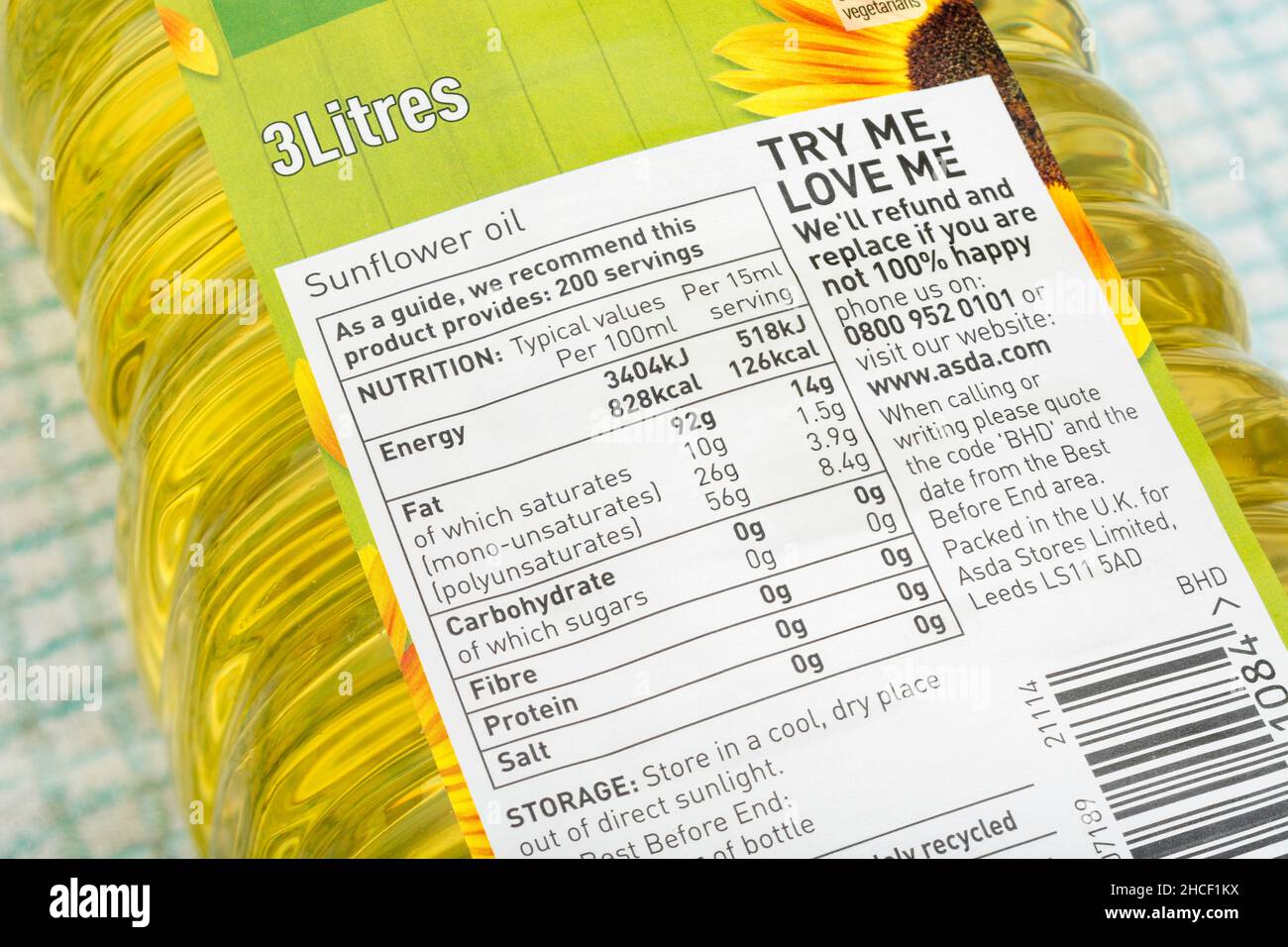 Gros plan de l'étiquette de nutrition alimentaire sur une bouteille en plastique d'huile de tournesol propre à l'ASDA de 3 litres.Pour les emballages alimentaires, les normes alimentaires et les informations sur les régimes alimentaires au Royaume-Uni. Banque D'Images