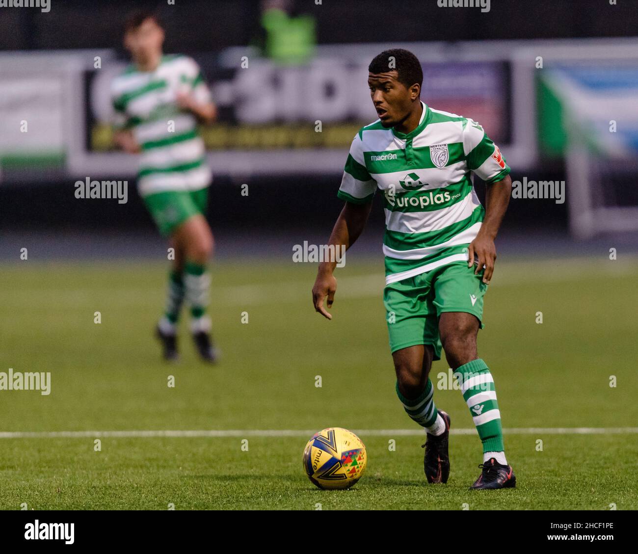 MERRYR TYDFIL, PAYS DE GALLES - 27 DÉCEMBRE 2021 : Curtis Jemmett-Hutson de Merthyr Towns pendant la fixation Sud de la division Premier de la Ligue du Sud entre Mert Banque D'Images MERRYR TYDFIL, PAYS DE GALLES - 27 DÉCEMBRE 2021 : Curtis Jemmett-Hutson de Merthyr Towns pendant la fixation Sud de la division Premier de la Ligue du Sud entre Mert Banque D'Images