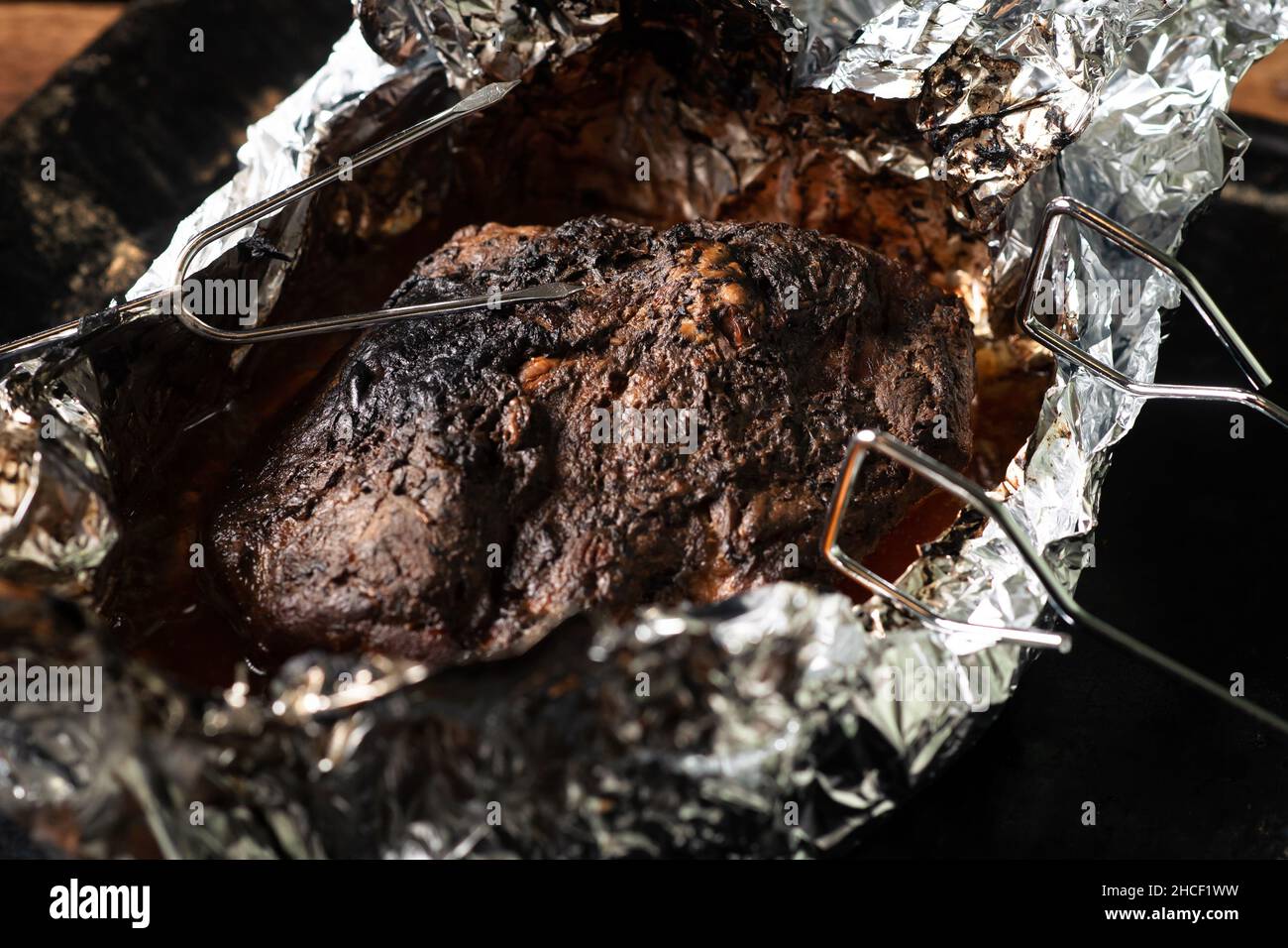 Un morceau de viande cuit au four dans le papier d'aluminium.Cuisine maison  Photo Stock - Alamy