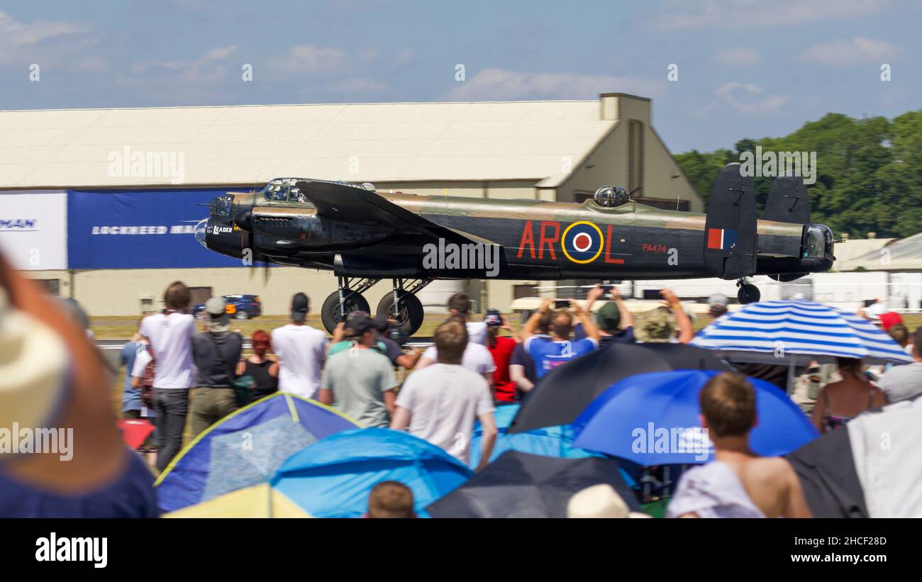 Vol commémoratif de la bataille d'Angleterre de la RAF Avro Lancaster au Royal International Air Tattoo tenu à la RAF Fairford le 15th juillet 2018 Banque D'Images