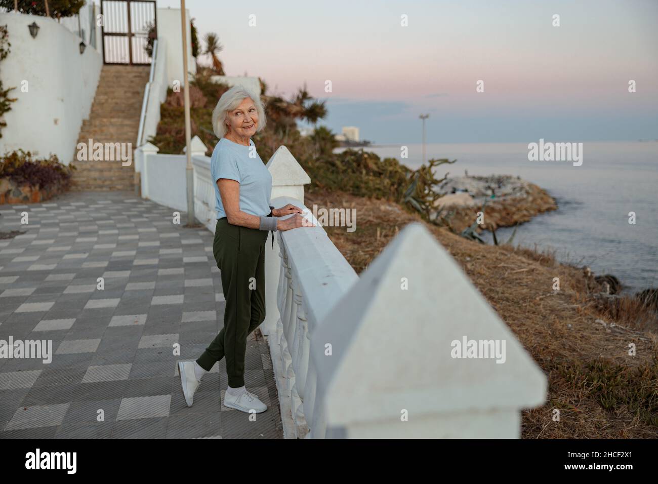 Femme âgée appréciant la belle nature du parc Banque D'Images