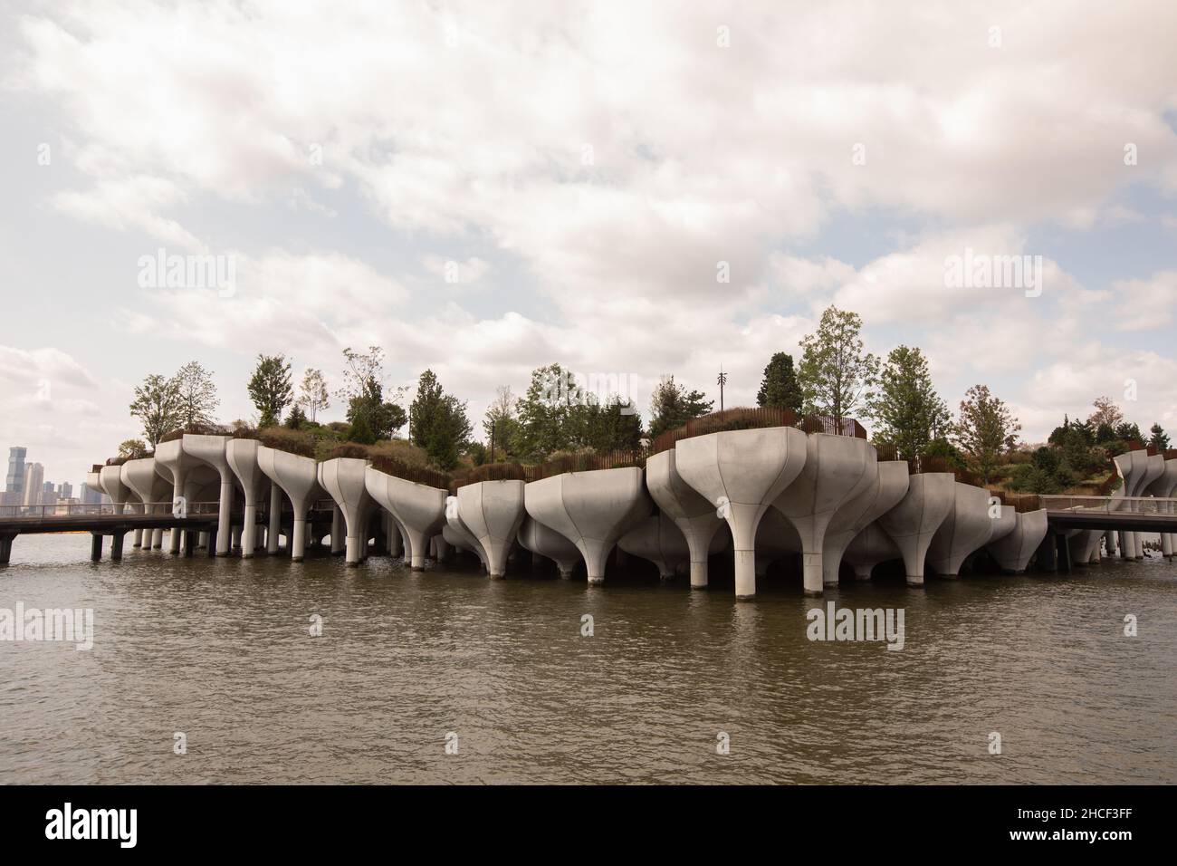Little Island à New York, conçu par l'architecte Thomas Heatherwick Banque D'Images