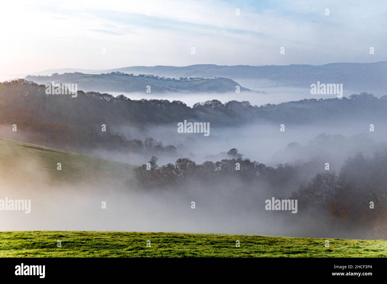 Royaume-Uni, Angleterre, Devonshire, Teign Valley.Brume matinale au-dessus de la vallée de Teign dans le sud du devon. Banque D'Images