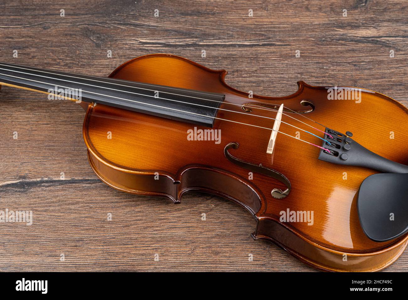 Partie du violon sur fond de bois.Gros plan Photo Stock - Alamy