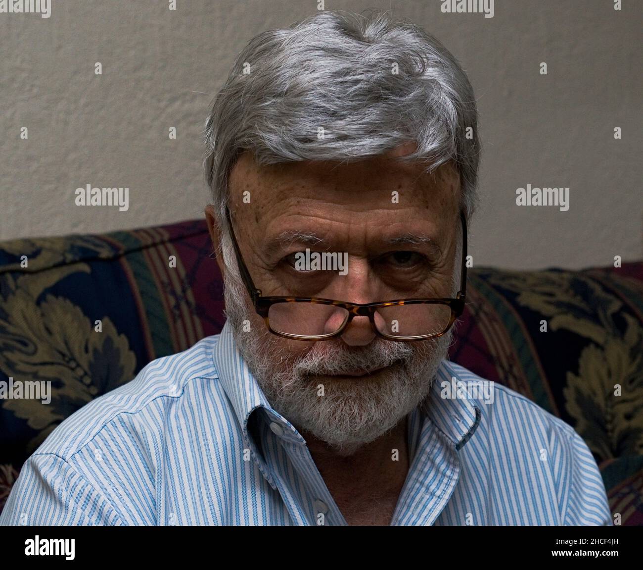 Un vieil homme qui se moque de l'appareil photo Banque D'Images