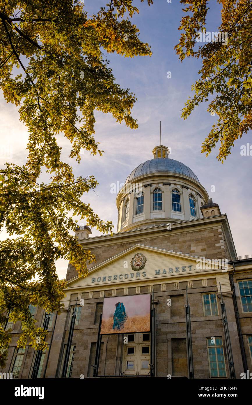 Villes canadiennes, dôme et façade du marché Bonsecours, marché Bonsecours, lieu historique national du Canada à l'automne, Vieux Montréal, Québec, Canada Banque D'Images
