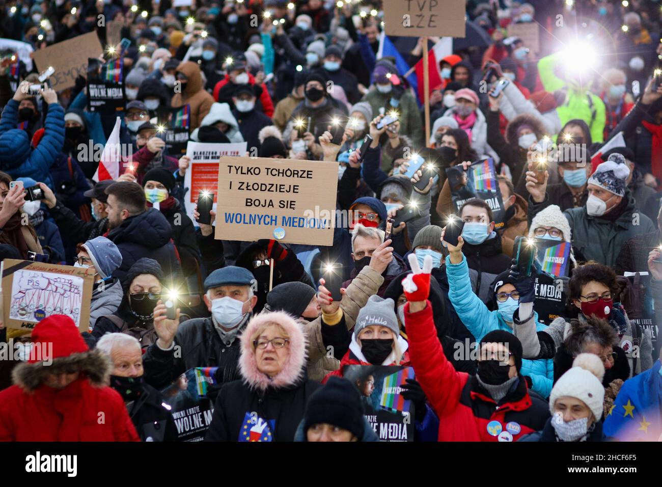 Des manifestants portant un masque facial protecteur et tenant des lampes et des banderoles éclairs pour défendre la liberté de la presse lors d'une manifestation contre la loi me limitant Banque D'Images