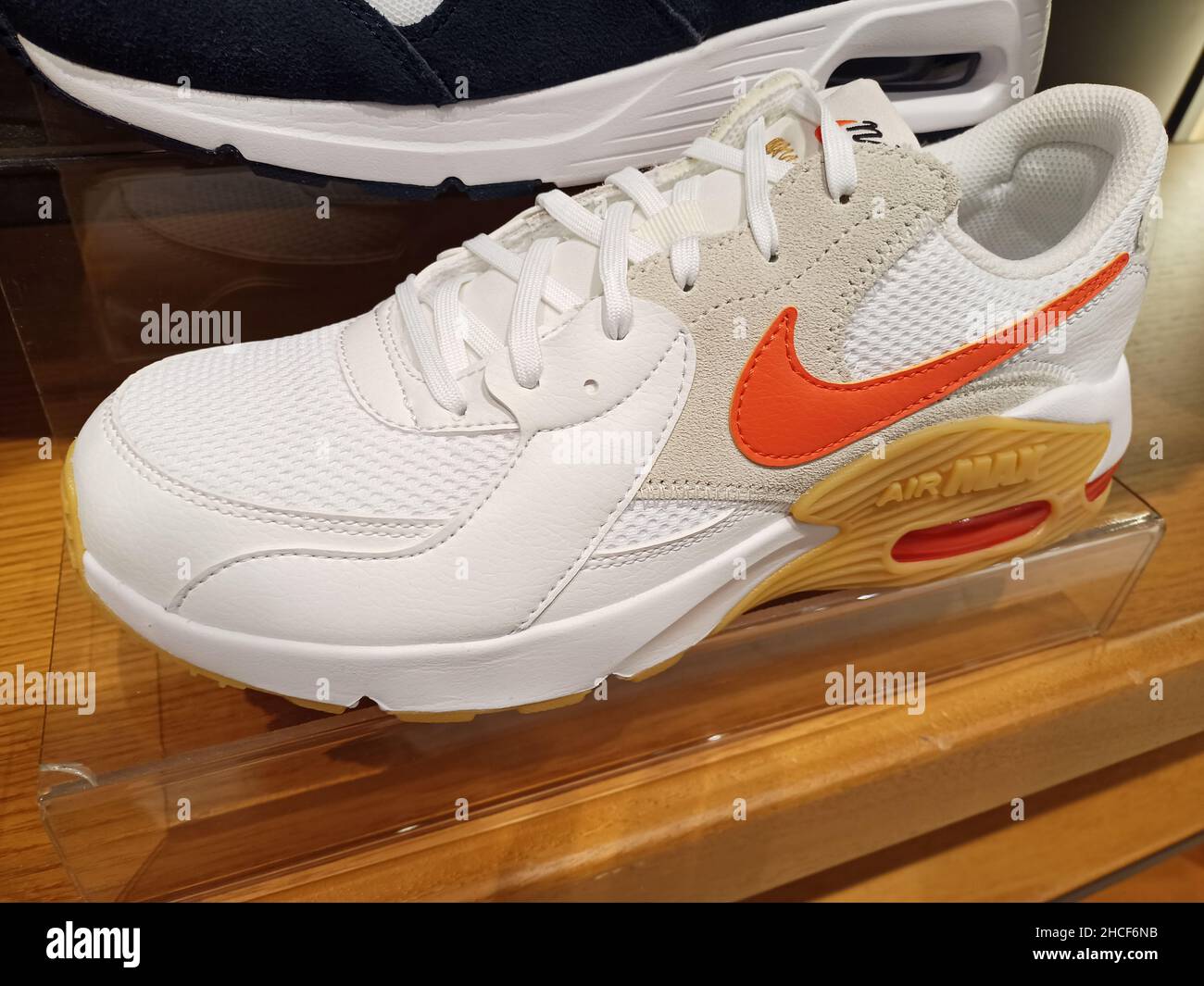 Gros plan d'une chaussure Nike air max blanche en magasin Photo Stock -  Alamy