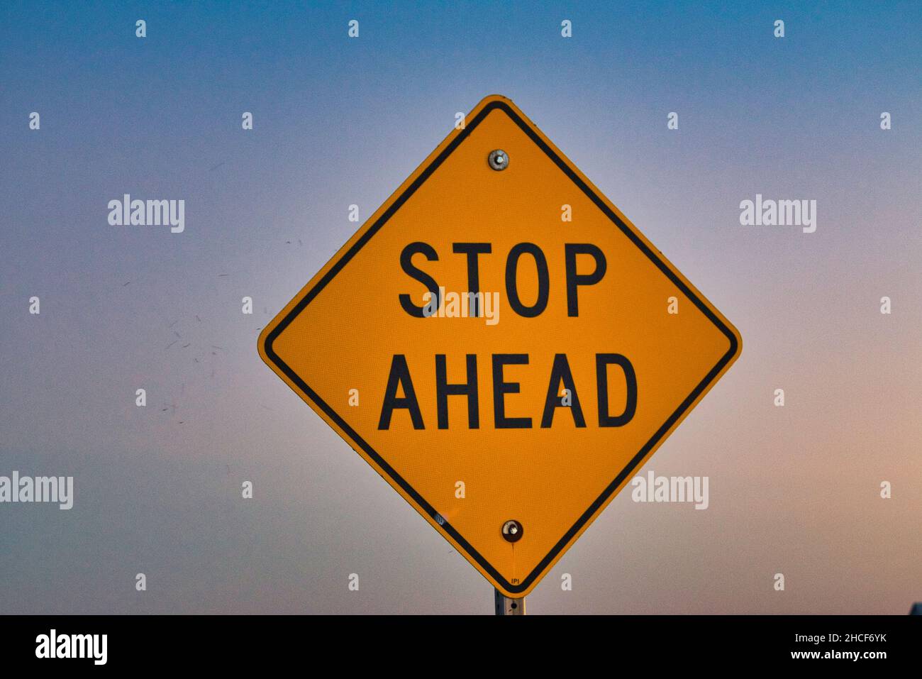 Gros plan d'un panneau stop Ahead sous le ciel bleu Banque D'Images