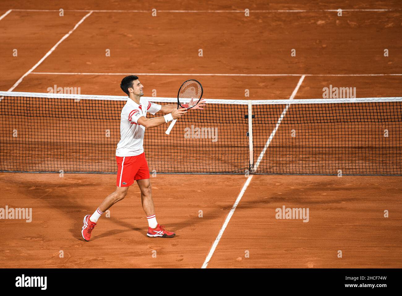 Novak Djokovic contre Rafael Nadal lors de la demi-finale du tournoi de tennis Roland-Garros 2021, Grand Chelem, le 11 juin 2021. Banque D'Images