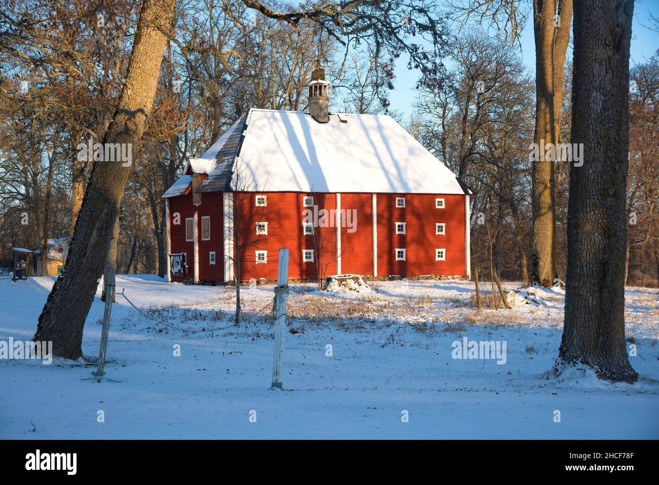 Maison en bois rouge dans un paysage hivernal à Sätuna en Uppland Suède Banque D'Images