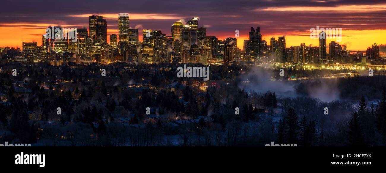 Vue panoramique de la ville de Calgary pendant une matinée glaciale au lever du soleil. Banque D'Images