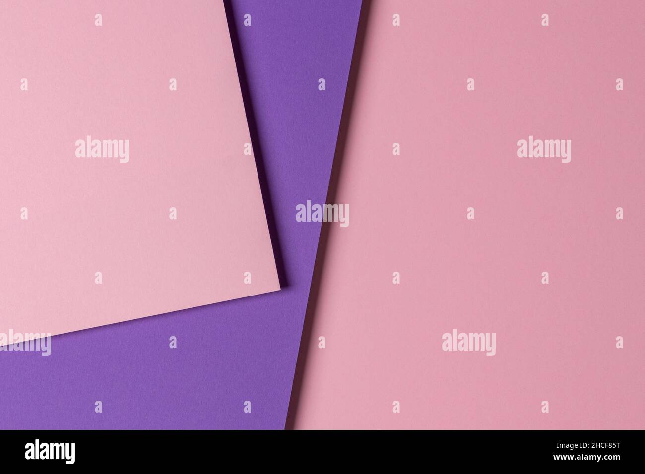 Résumé géométrique de papier rose pastel et violet avec espace de copie Banque D'Images