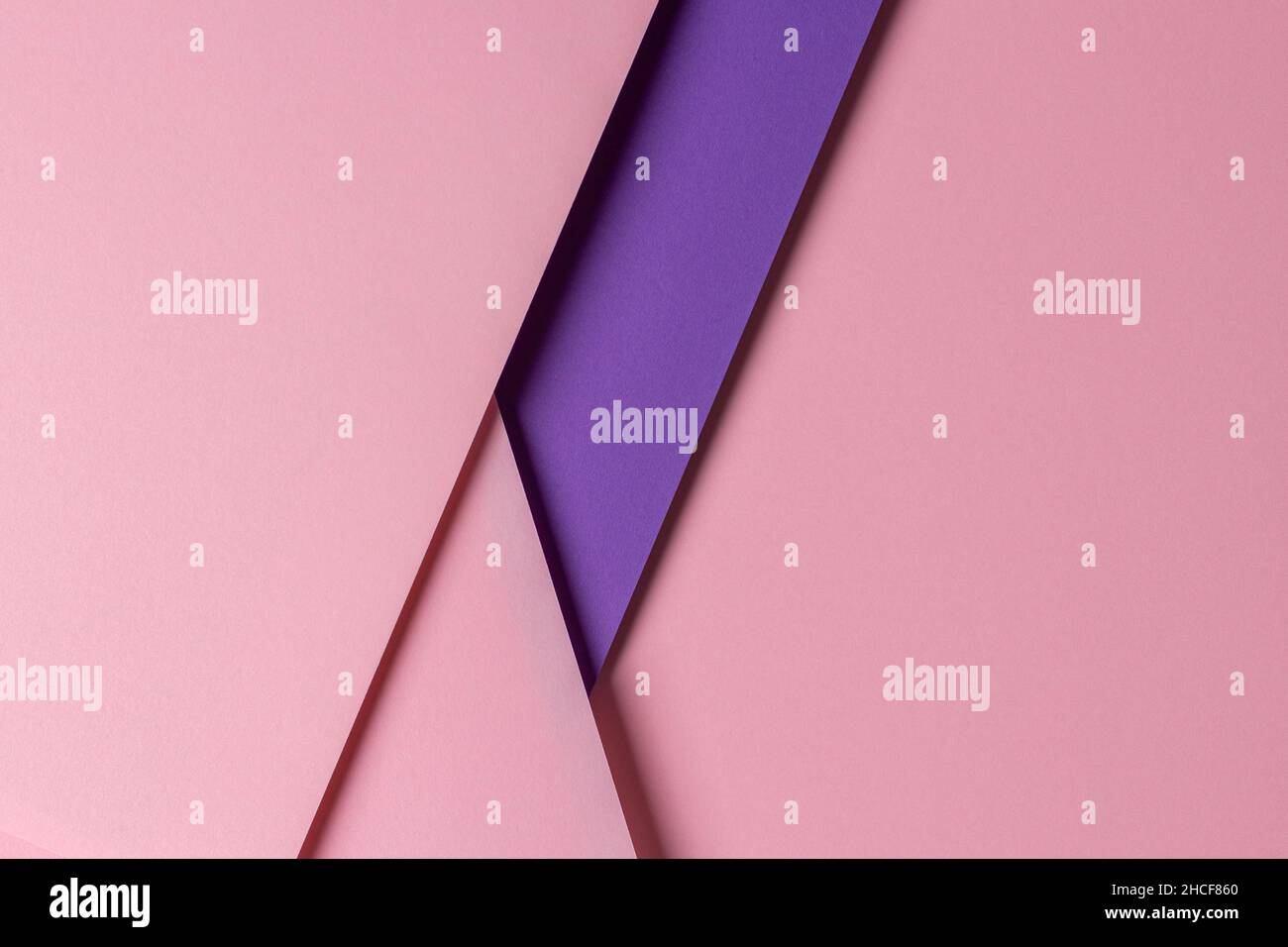 Résumé géométrique de papier rose pastel et violet avec espace de copie Banque D'Images