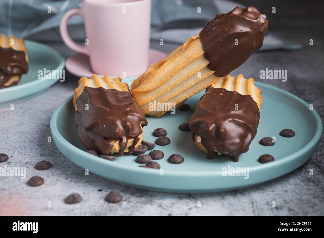 Biscuit demi-digestif recouvert de chocolat noir avec biscuits au chocolat et chips pour les proches fête de la Saint Valentin. Partiellement mangé avec de la chapelure. Banque D'Images