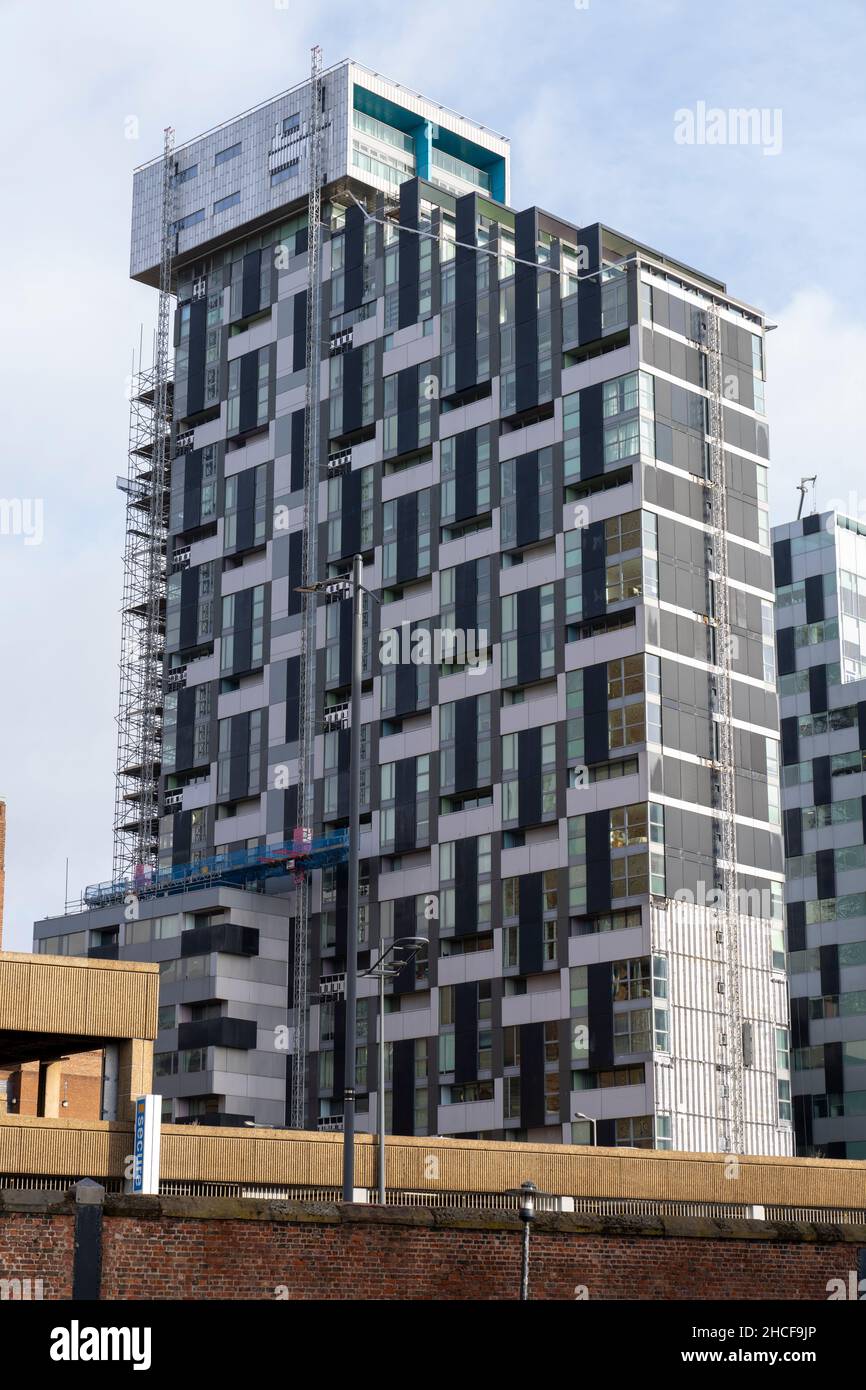 Un cliché vertical du bâtiment moderne de bureaux avec fenêtres panoramiques sur le quai de Liverpool Prince, au Royaume-Uni Banque D'Images