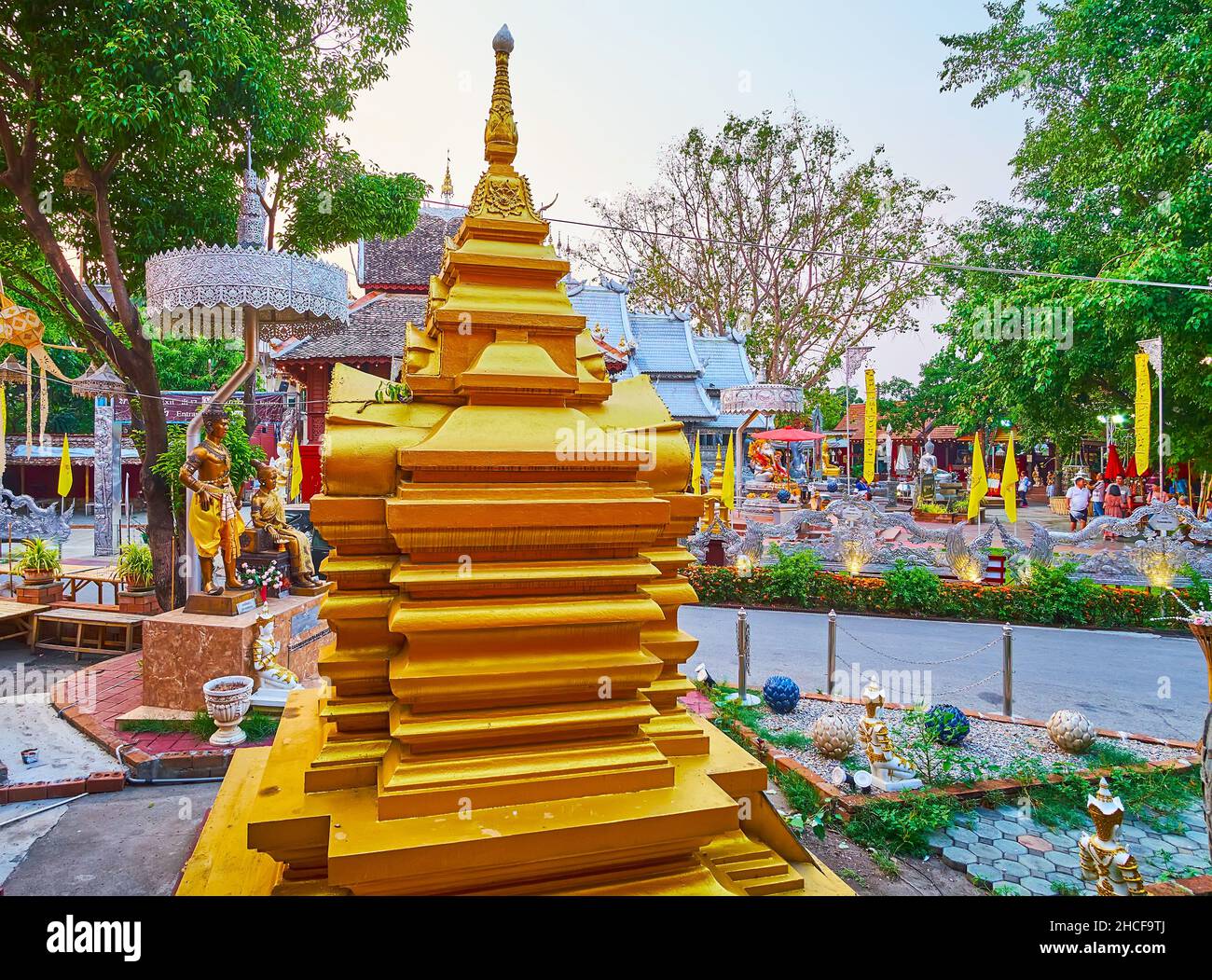 Le petit mondope doré dans le jardin du Temple historique de l'argent (Wat Sri Suphan), Chiang Mai, Thaïlande Banque D'Images