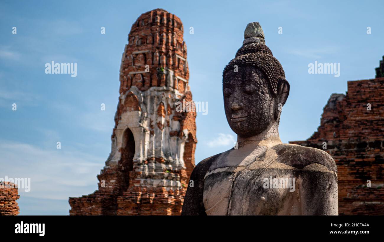 Statue et ruines de Wat Mahathe à Ayutthaya, Thaïlande Banque D'Images Statue et ruines de Wat Mahathe à Ayutthaya, Thaïlande Banque D'Images