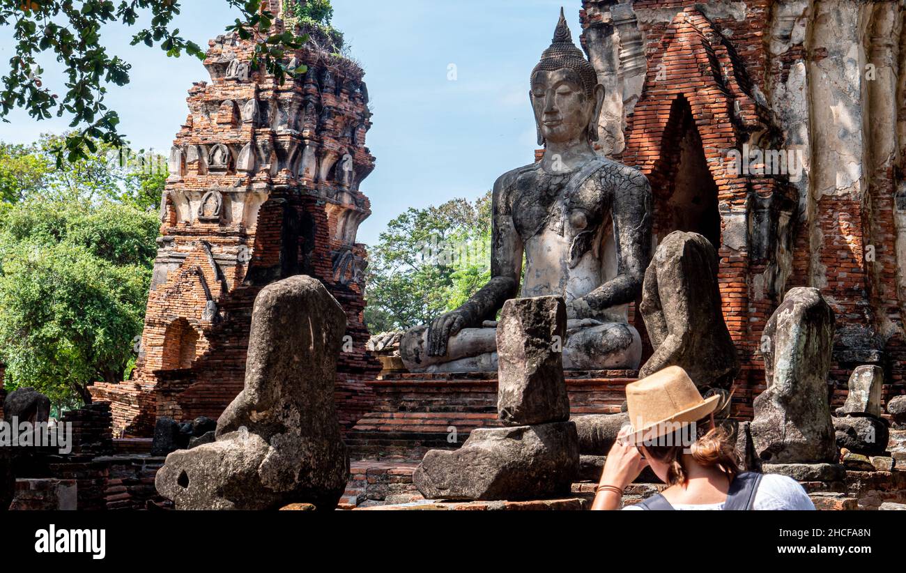 Statue et ruines de Wat Mahathe à Ayutthaya, Thaïlande Banque D'Images Statue et ruines de Wat Mahathe à Ayutthaya, Thaïlande Banque D'Images