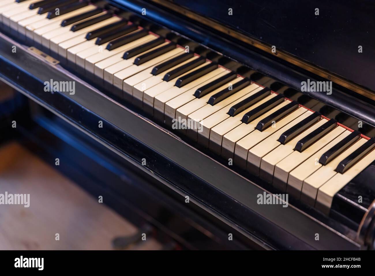 Clavier de piano vue rapprochée, touches de piano sur un ancien instrument de musique en bois.Musique d'orchestre classique et concept d'événement musical classique Banque D'Images