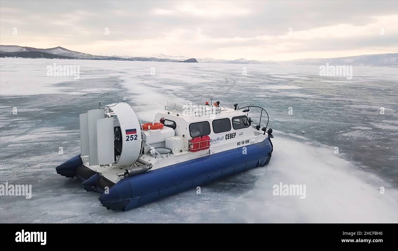 Aéroglisseur glissant sur le lac sibérien, la beauté de la nature  hivernale.Vue aérienne du véhicule à coussin d'air se déplaçant sur la  glace, concept de l'extrême tou Photo Stock - Alamy