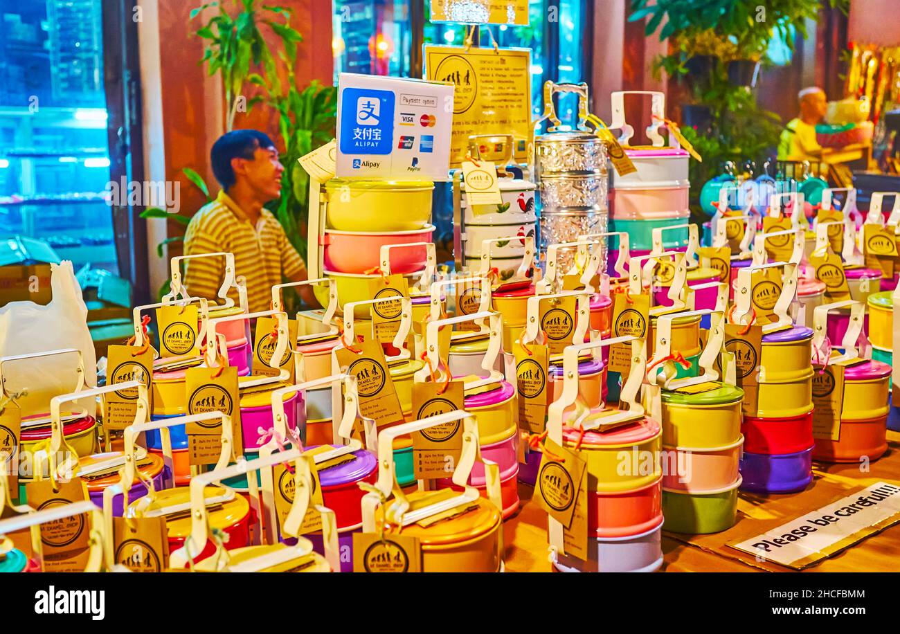 CHIANG MAI, THAÏLANDE - 4 MAI 2019: Le comptoir de la petite cabine dans le marché de nuit Sataday avec des boîtes à lunch thaïlandaises de couleur métal (tiffin, bento bo Banque D'Images