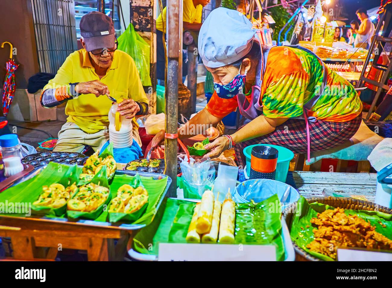 CHIANG MAI, THAÏLANDE - 4 MAI, 2019: Le couple de vendeurs principaux cuisent et vend des oeufs de caille frits dans la stalle du marché de nuit de samedi à Wualai marche Banque D'Images
